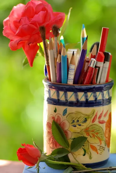 Un sacco di matite nel vaso isolato su uno sfondo verde — Foto Stock