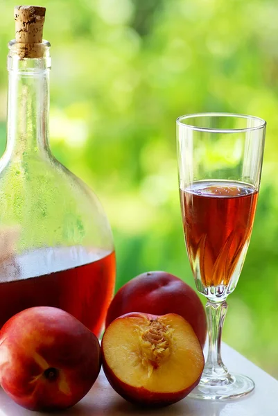 Vinho rosa português e pêssegos maduros . — Fotografia de Stock
