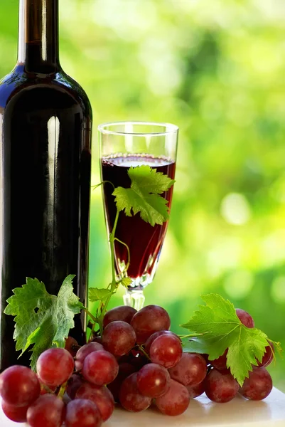 Grapes with a bottle of wine and glass — Stock Photo, Image