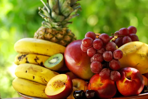 Cesta variada de frutas tropicales de temporada — Foto de Stock