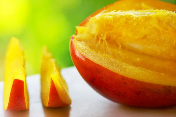 Primo piano di un mango affettato — Foto Stock
