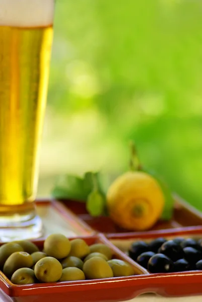 Beer glass with olives — Stock Photo, Image