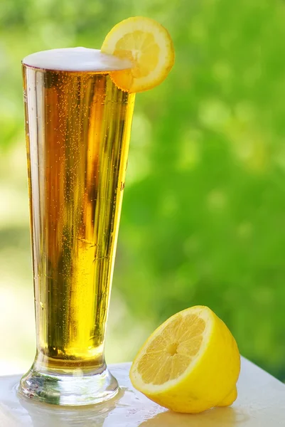 Koud biertje en citroen. — Stockfoto
