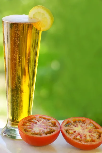 Холодное пиво, помидоры и лимон . — стоковое фото