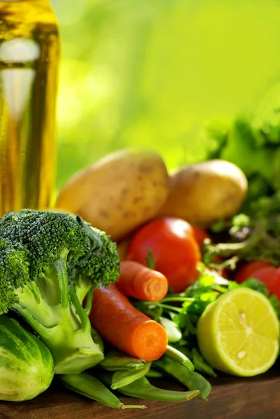 Oliveoil y verduras en la mesa . —  Fotos de Stock