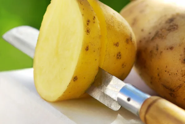 Ziemniaki i nóż — Zdjęcie stockowe