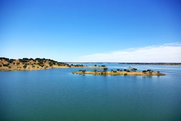 Eiland in blauwe meer, ten zuiden van portugal. — Stockfoto