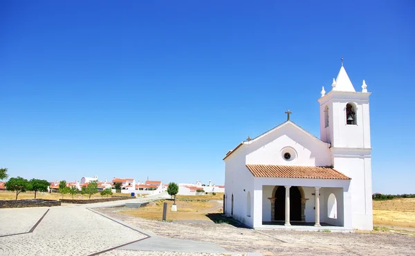 Igreja na aldeia de Luz, Portugal . — Fotografia de Stock