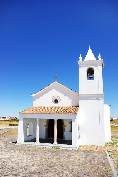 Igreja na aldeia de Luz, Portugal . — Fotografia de Stock