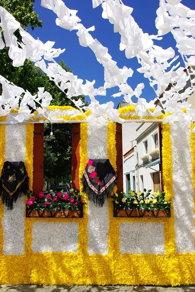 Bloemrijke straten, traditionele partij, redondo dorp, portugal. — Stockfoto