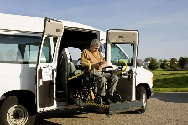Elevador de cadeira de rodas com deficiência — Fotografia de Stock