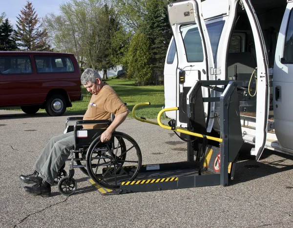 Підйомник інвалідів інвалідному візку — стокове фото