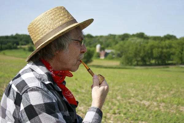 農家とトウモロコシの穂軸パイプ — ストック写真