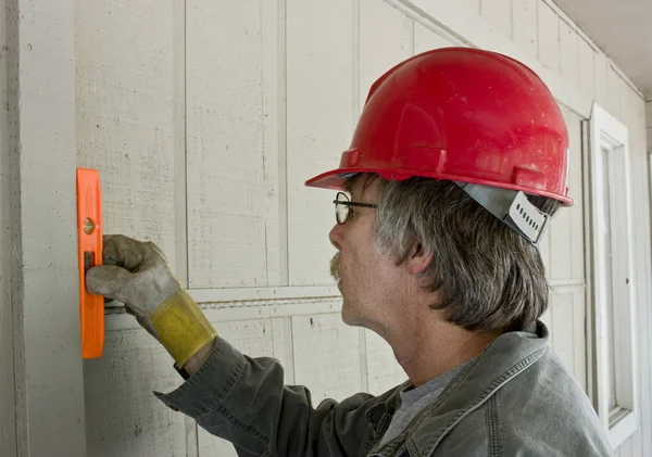Carpenter checking level — Stock Photo, Image