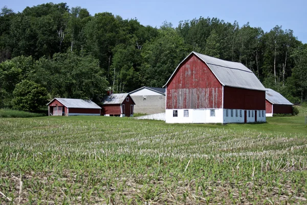 Ročník červená stodola a farma — Stock fotografie