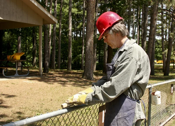 Dělník čištění plot — Stock fotografie