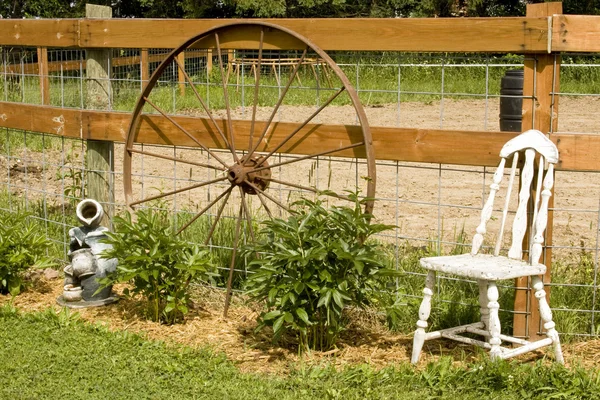 Wooden fence and wagon wheel — Stock Photo, Image