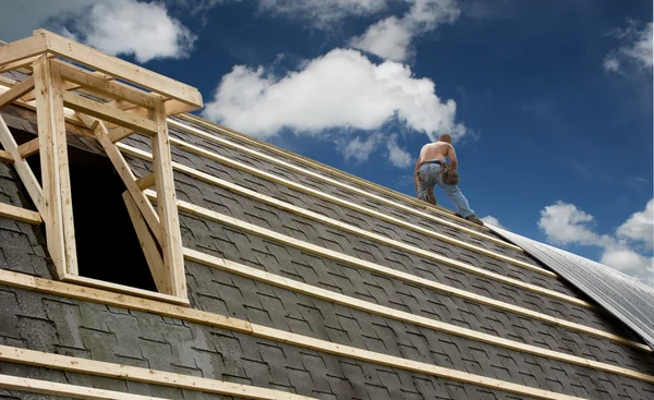 Bir ahır çatı marangoz — Stok fotoğraf