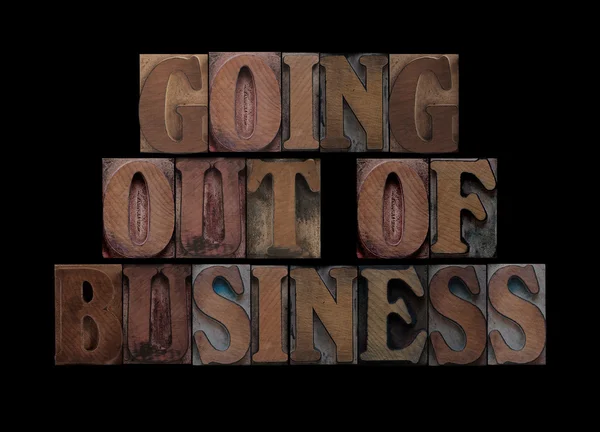 Sair do negócio no tipo de madeira velha — Fotografia de Stock