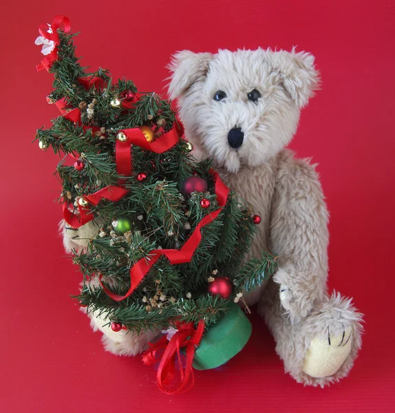 Рождественская елка с плюшевым мишкой — стоковое фото