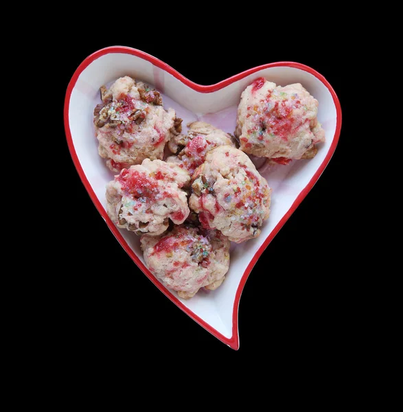 Biscotti di San Valentino in un piatto a forma di cuore — Foto Stock