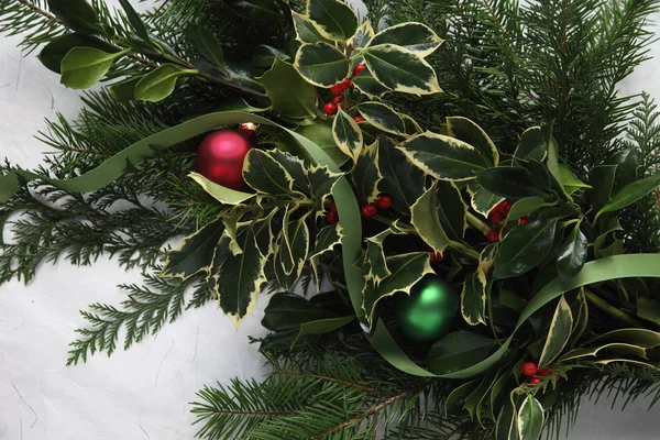 Agrifoglio di Natale e abete con ornamenti — Foto Stock