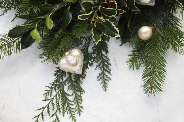 圣诞绿化与有浮雕的贝壳饰品 — 图库照片
