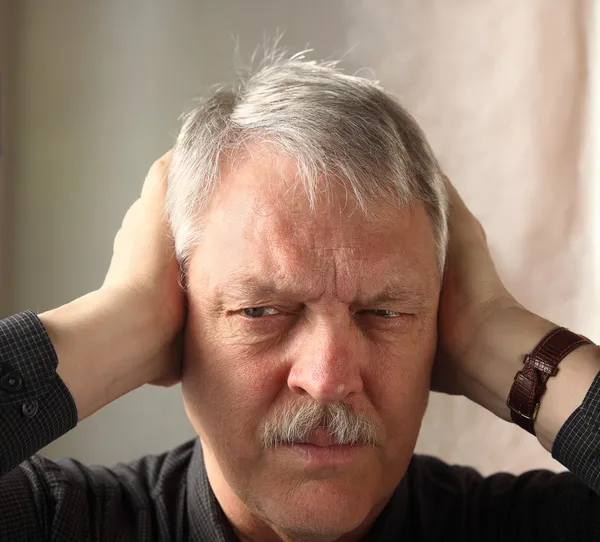 Ember, aki átadja a fülek — Stock Fotó