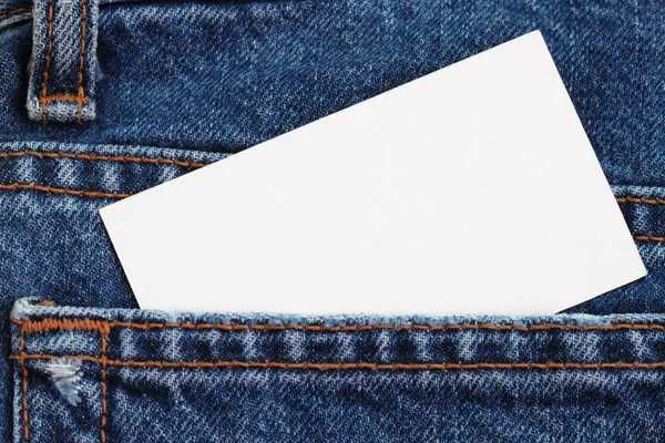 Mavi jeans ayrıntı boş rozeti ile — Stok fotoğraf