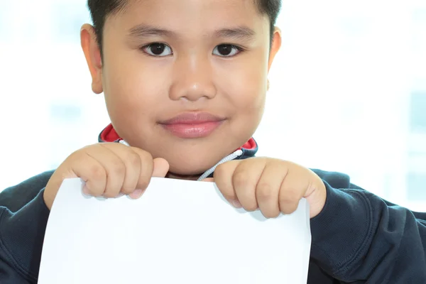 Мальчик держит белую пустую карточку — стоковое фото