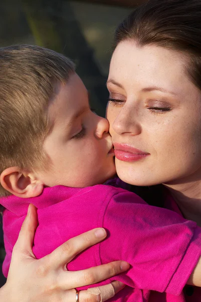 Pojke kysser hans mor — Stockfoto