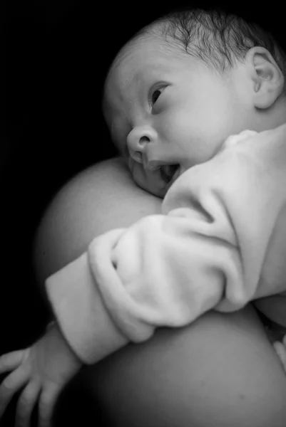 Pasgeboren op moeders schouder — Stockfoto