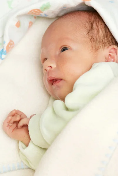 Retrato de un bebé recién nacido — Foto de Stock