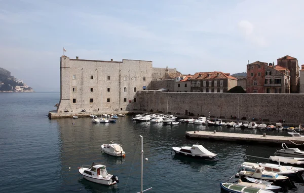 Dubrovnik harbor and old town — Stock Photo, Image