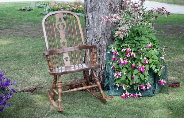 Chaise à bascule et fleurs — Photo