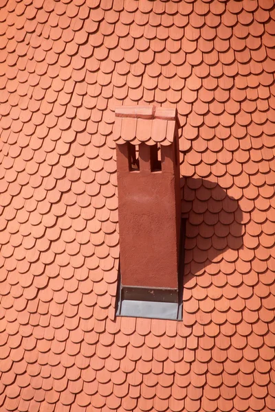 Кафельная крыша с камином — стоковое фото