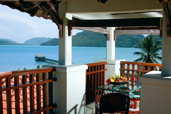 Mesa de restaurante junto al mar — Foto de Stock