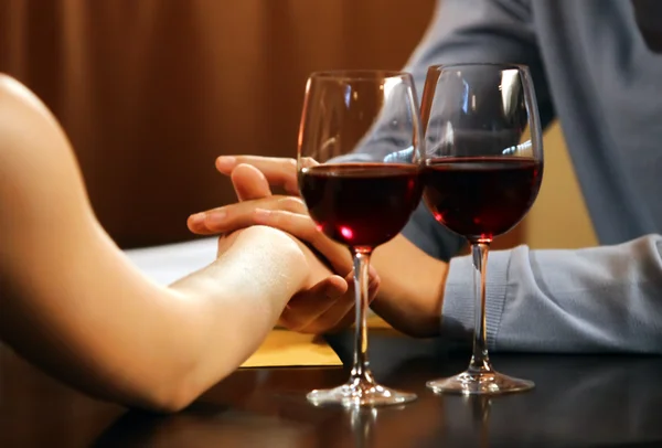 Two hands of love and red wine — Stock Photo, Image