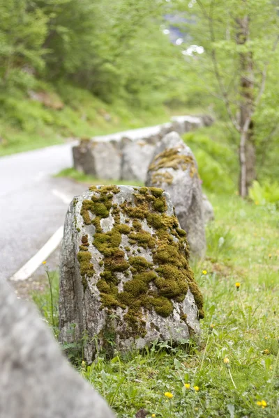 Камни и дорога — стоковое фото