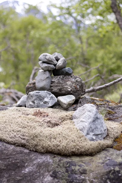 Gestapelde rotsen op mos — Stockfoto