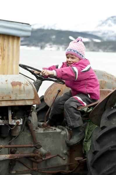 Genç çocuk, eski traktör — Stok fotoğraf