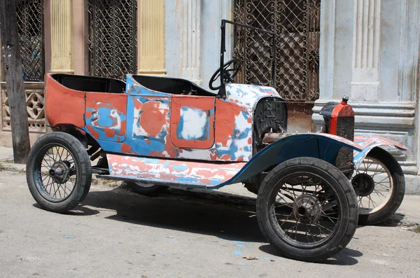 Rongyos vintage autó egy utcában, Havanna, Kuba — Stock Fotó