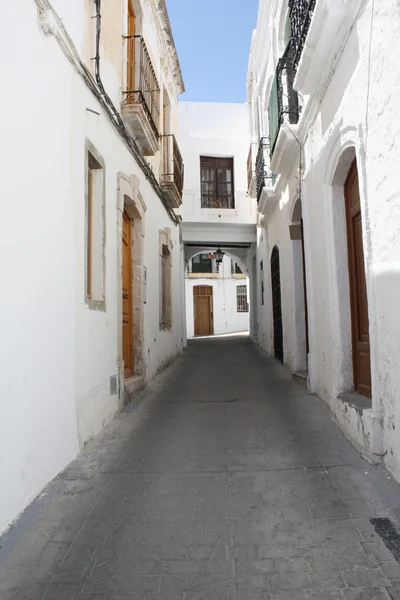 Rua típica da Andaluzia caiada de branco — Fotografia de Stock