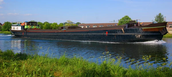 Bateau de transport néerlandais (rijnaak) dans un petit canal — Photo