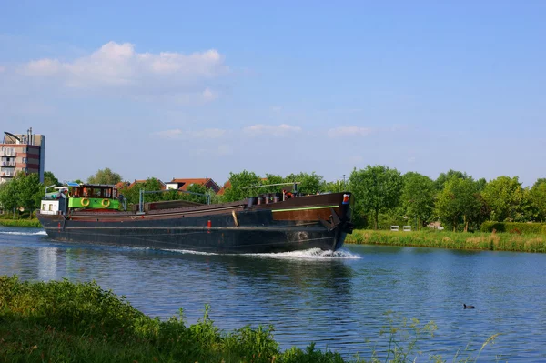 Barge fluviale (rijnaak) sur une petite rivière aux Pays-Bas — Photo