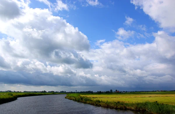 Liten flod i Nederländerna (friesland) — Stockfoto