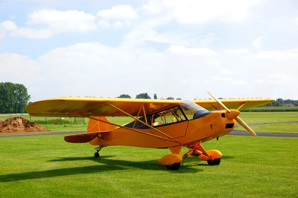 Винтажный жёлтый самолёт — стоковое фото