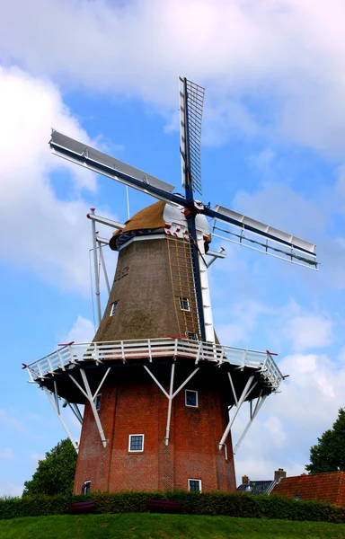 Moinho de vento holandês velho em dokkum — Fotografia de Stock