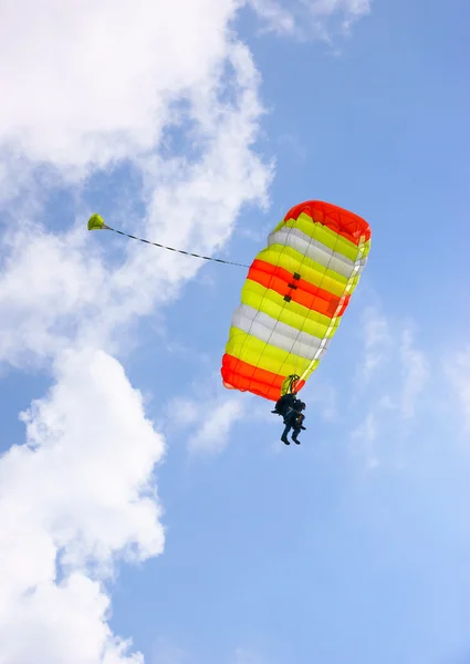 Paraquedas de paraquedas de pára-quedismo em tandem — Fotografia de Stock