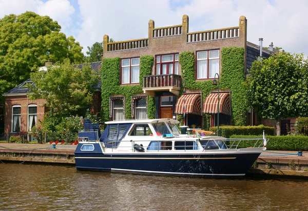 Yacht in scenic dutch town — Stock Photo, Image